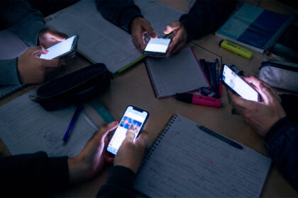 ninos celulares escuelas UjhTyJ