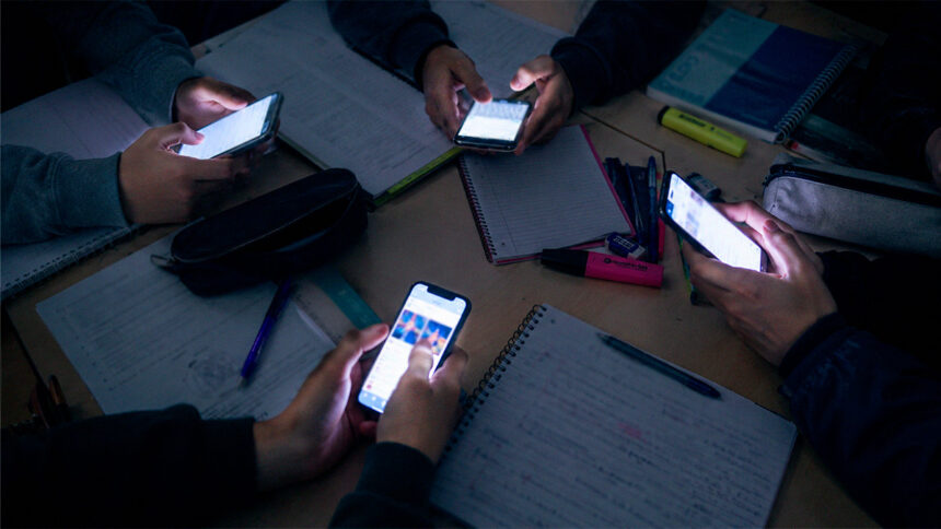 ninos celulares escuelas UjhTyJ